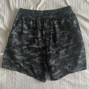 Men’s Lululemon 7 in Camo Pacebreaker shorts